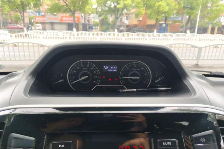 Used SAIC MAXUS Xintu V80 2023 2.0T AMT Classic Aoyuntong Short Wheelbase Mid-Roof 5/6-Seater
