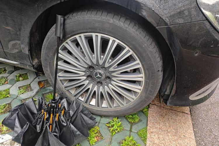 Used Mercedes-Benz E-Class 2023 Updated E 300 L Fashion Edition Right Front Wheel Hub