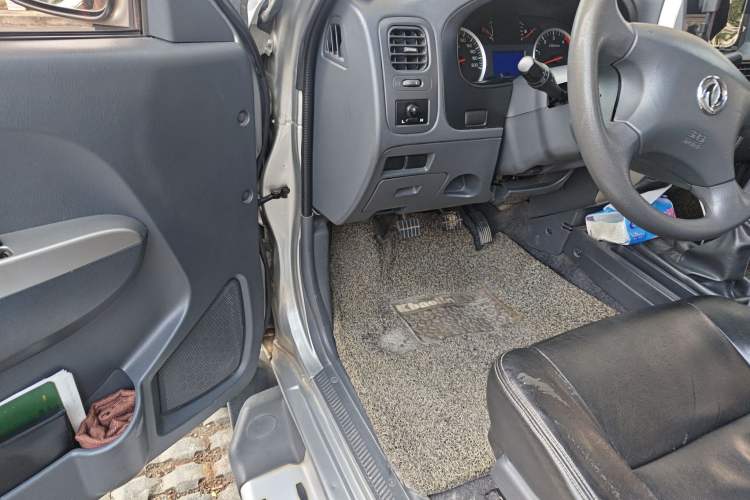 Used Dongfeng Ruichi 2017 2.5T Diesel Two-Wheel Drive Standard Version ZD25T5 Driver Seat