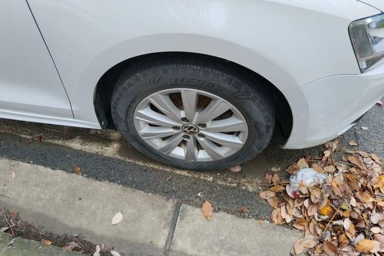 Used Volkswagen Sagitar 2014 1.4TSI Automatic Luxury Model Right Front Wheel Hub