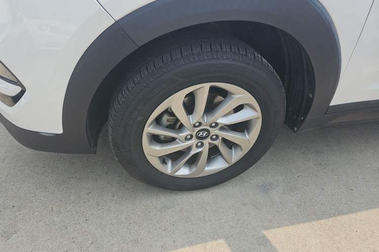 Used Hyundai Tucson 2015 1.6T Dual-Clutch Two-Wheel-Drive Smart Model Left Front Wheel Hub
