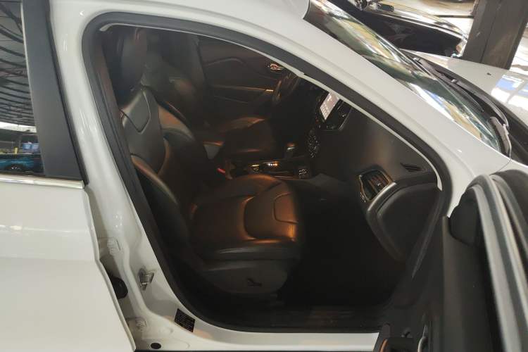 Used Jeep Cherokee 2019 2.0T 2WD Enjoyment Edition China V
