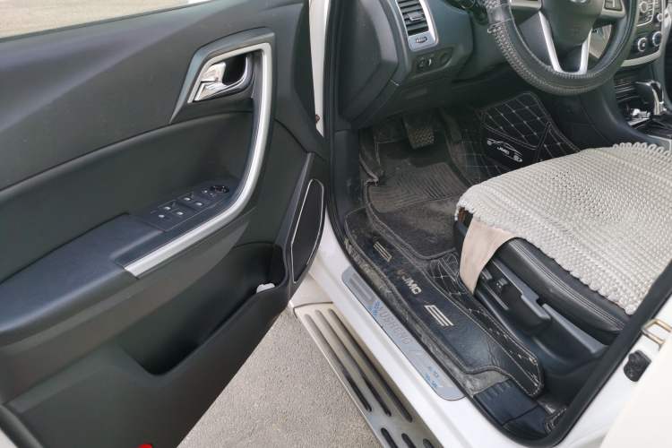 Used JMC Yusheng S350 2016 2.4T Automatic 2WD Diesel Luxury Version with Sunroof 5 Seats Driver Seat