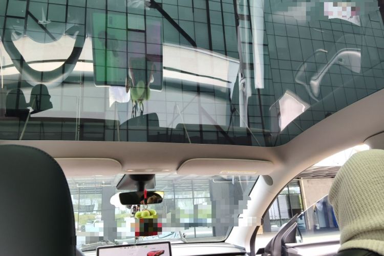 Used Tesla Model Y 2023 Long-Range All-Wheel-Drive Version Headliner