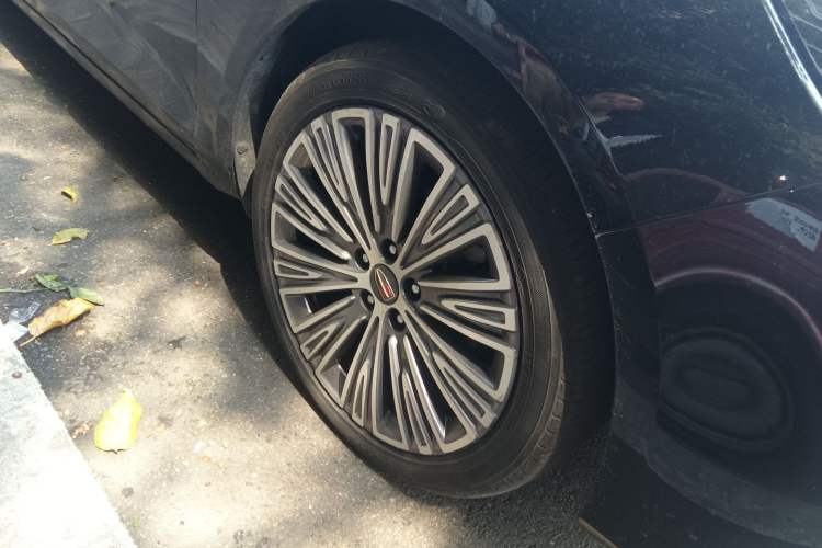 Used Hongqi H5 2022 Classic Model 1.8T Automatic Smart Connect Flagship Edition Right Front Wheel Hub