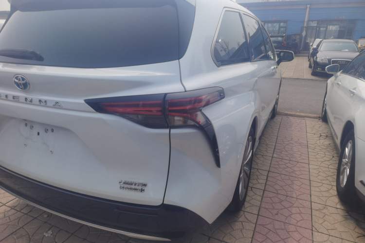 Used Toyota SIENNA 2023 2.5L Hybrid Deluxe Edition