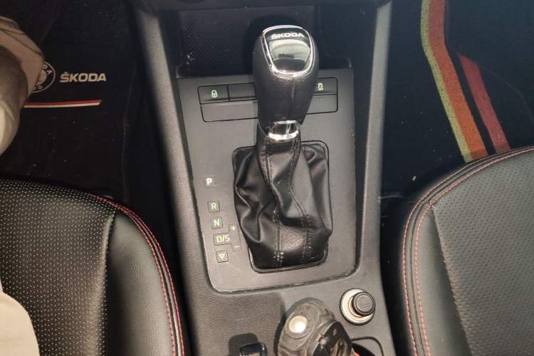 Used Skoda Octavia 2017 Classic Model 1.6L Automatic Comfort Edition Gear Lever