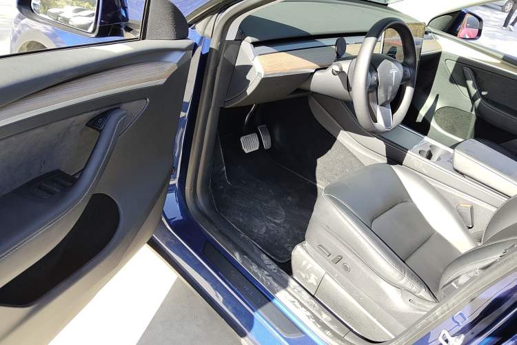 Used Tesla Model Y 2022 Long-Range All-Wheel-Drive Version