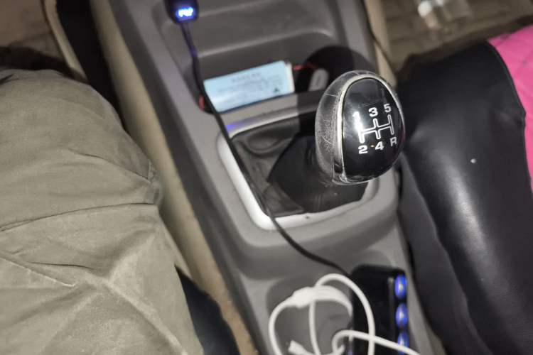 Used BAIC Weiwang M20 2014 1.5L Comfort Version BJ415B Gear Lever