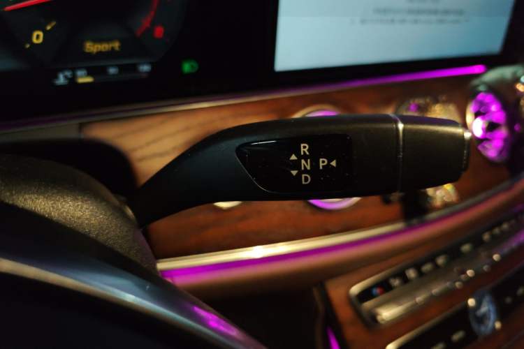 Used Mercedes-Benz E-Class 2017 E 300 L Sporty and Stylish Model Gear Lever