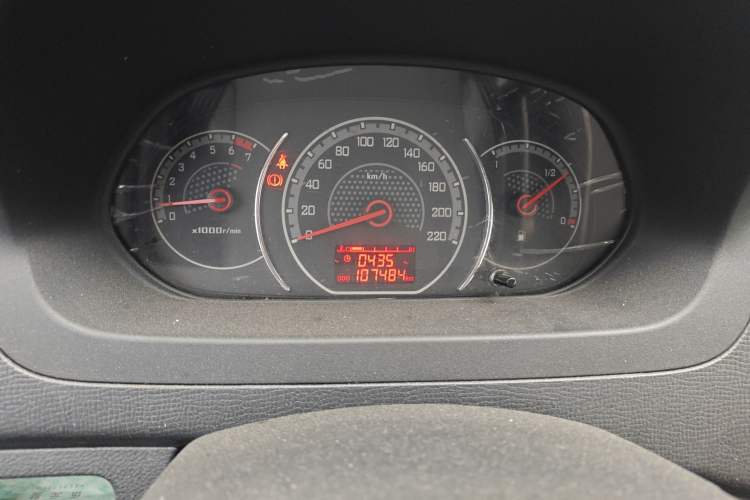 Used Wuling Zhengcheng 2015 1.8L Comfort Model LJ479QE2 Odometer Close Up