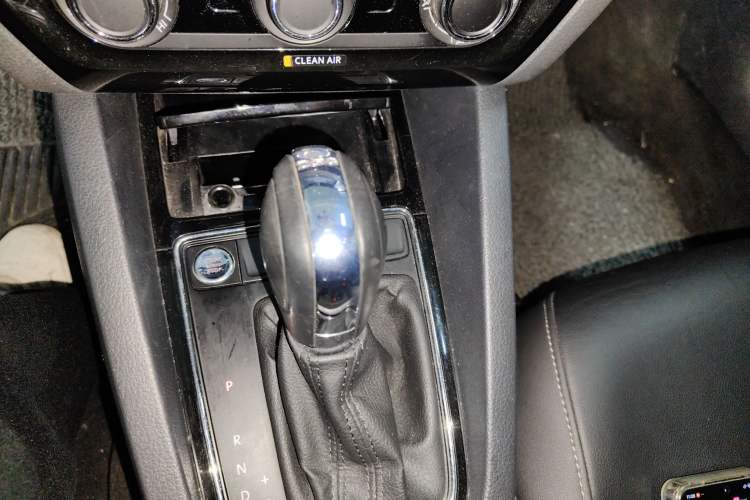 Used Volkswagen Sagitar 2018 280TSI DSG Ignite Edition Gear Lever