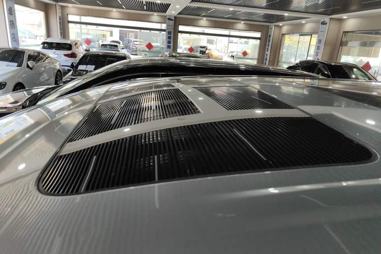 Used Denza D9 2022 DM-i 1040 Prestige Model
