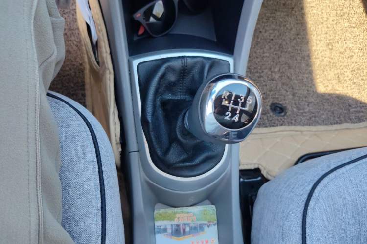 Used Hyundai Verna (older generation) 2010 Sedan 1.4L Manual Comfort GS Gear Lever