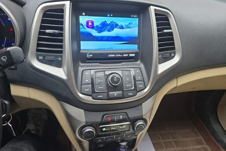 Used CHANGAN Eado 2015 1.6L Manual Luxury Model China IV Standard Audio And AC Panel