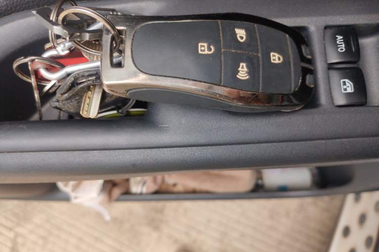 Used Mitsubishi Outlander 2016 2.4L 4x4 Luxury Edition 7-Seater Vehicle Key