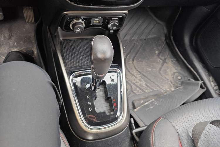 Used CHANGAN CS15 2016 1.5L Automatic Fashion Edition Gear Lever