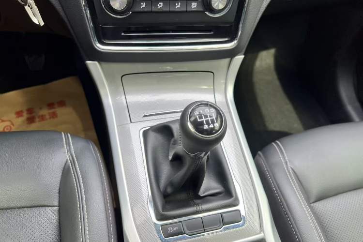 Used Roewe RX5 2016 20T Two-Wheel Drive Manual Flagship Edition
