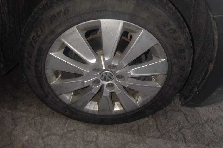 Used Volkswagen Lavida 2013 1.6L Manual Comfort Edition Right Front Wheel Hub