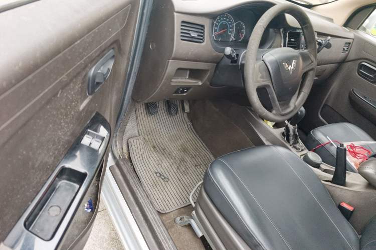 Used Wuling Rongguang V 2016 1.2L Standard Version
