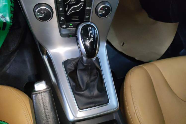 Used Volvo V40 2017 T4 Smart Luxury Edition