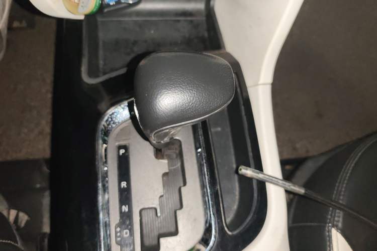 Used Soueast DX7 2017 1.5T Automatic White Rider Trim Gear Lever