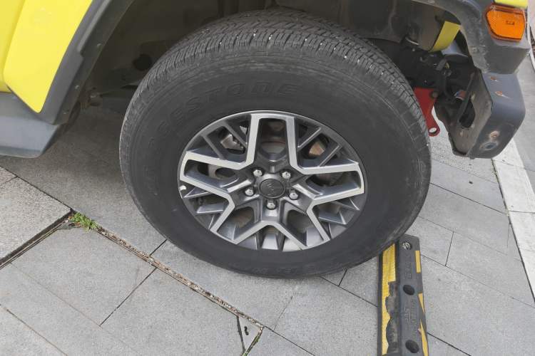 Used Jeep Wrangler New Energy 2022 Four-Door 2.0T 4xe Sahara Fluorescent Yellow Limited Edition Right Front Wheel Hub