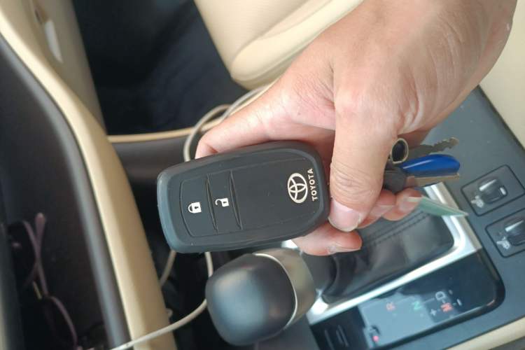 Used Toyota Highlander 2018 2.0T Two-Wheel-Drive Luxury Edition 7 Seats Emission Standard China V Vehicle Key