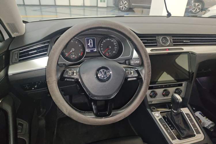 Used Volkswagen Magotan 2017 330TSI DSG Comfort Model Steering Wheel