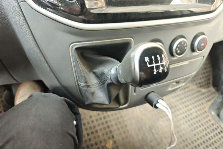 Used SAIC MAXUS Xintu V80 2021 2.0T Manual Classic Aoyuntong Short Wheelbase Mid-Roof 5/6-Seater