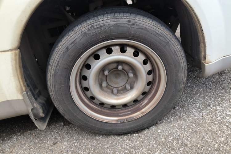 Used Guangtong Auto makeup Logistics Vehicle 2024 3.1T 2-Seater 4.99-Meter All-Electric Closed Cargo Van with 41.86 kWh Right Front Wheel Hub