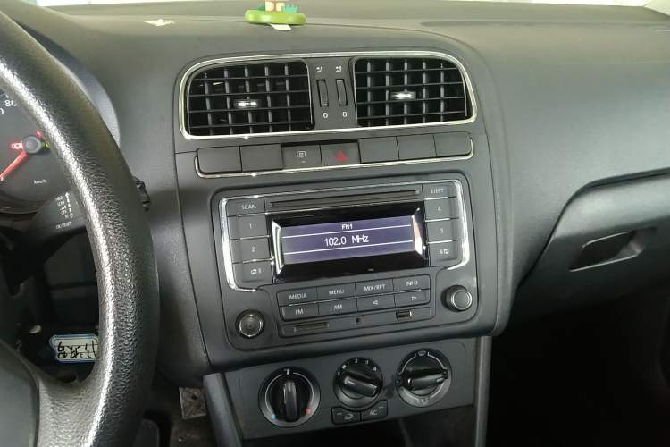 Used Volkswagen Polo 2013 1.4L Automatic Comfort Edition Audio And AC Panel