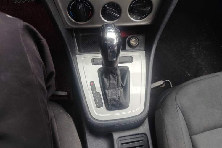 Used Volkswagen Lavida 2013 Revised Classic 1.6L Automatic Fashion Edition Gear Lever