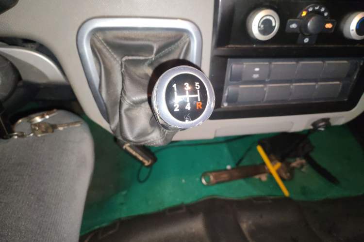 Used Foton Scenic G7 2017 2.0L Short-Wheelbase Commercial Van High-Roof 2-Seater 4Q20M
