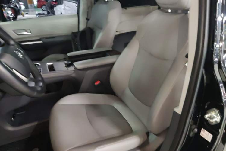 Used Toyota Granvia 2023 2.5L Hybrid Prestige PLUS Edition Left Front Seat