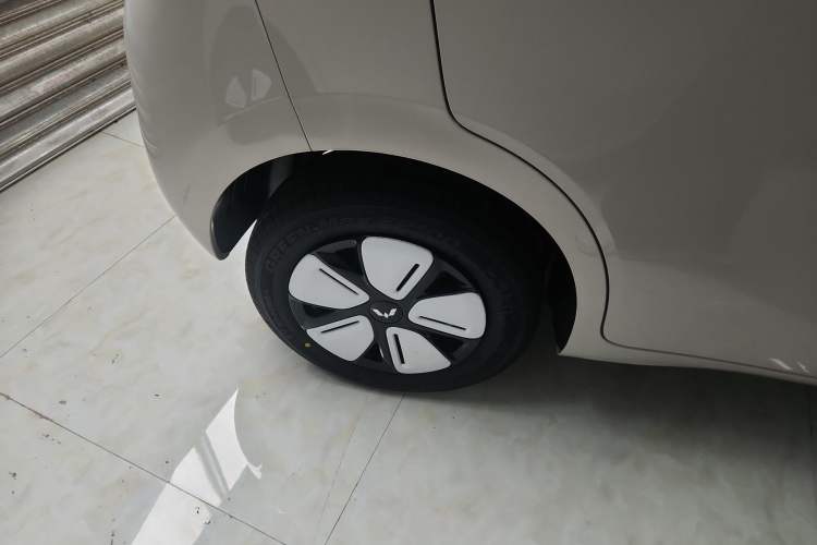 Used Wuling Hongguang MINIEV 2025 Four-Door Version Advanced Edition Right Rear Wheel Hub