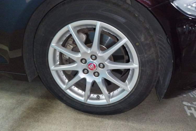 Used Jaguar XJ 2014 XJL 3.0 SC Two-Wheel-Drive Panoramic Business Edition Right Front Wheel Hub