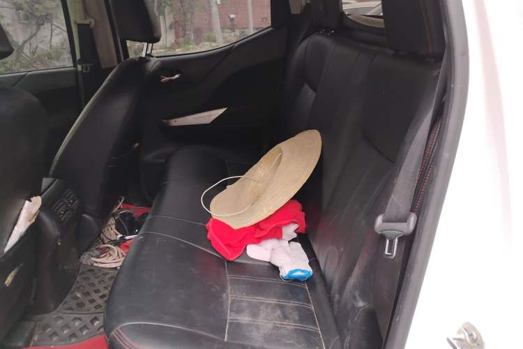 Used Nissan Navara 2017 2.5L Manual 4x4 Luxury Edition QR25 Left Rear Seat