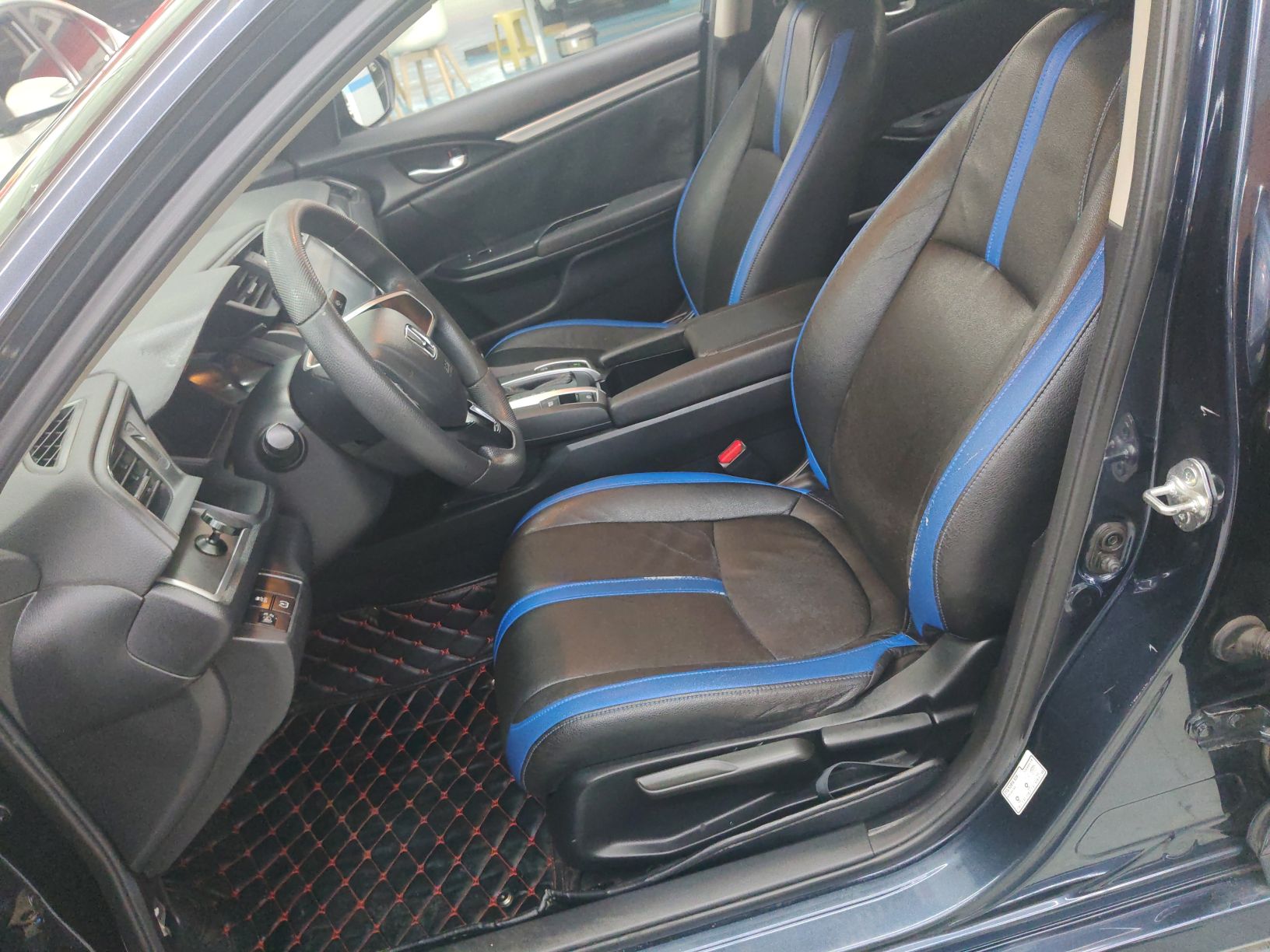 Переднее сиденье в автомобиле