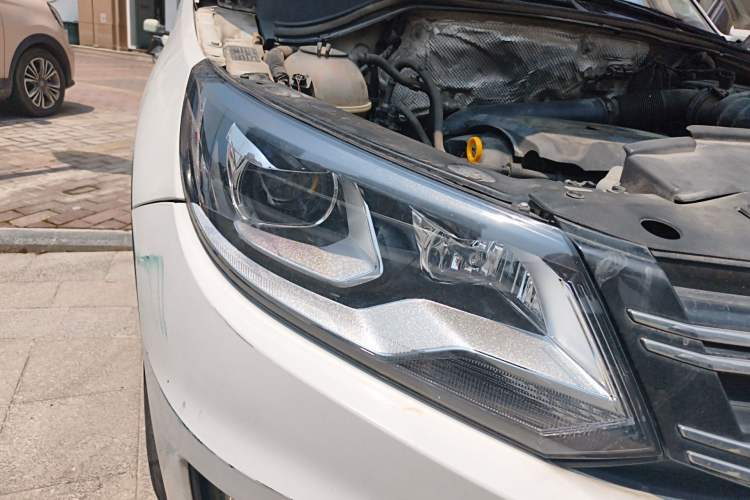 Used Volkswagen Tiguan 2015 1.8TSI Automatic Two-Wheel Drive Trend Edition Right Front Headlight