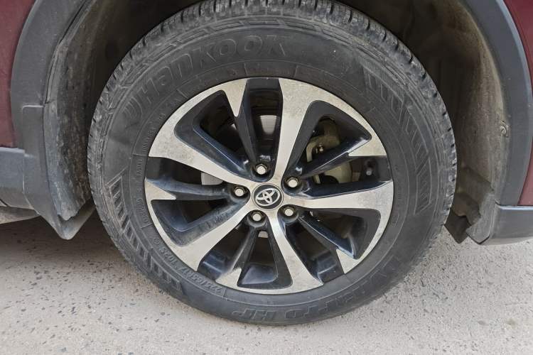Used Toyota RAV4 2016 2.0L CVT Two-Wheel Drive Fashion Edition China V Standard Right Front Wheel Hub