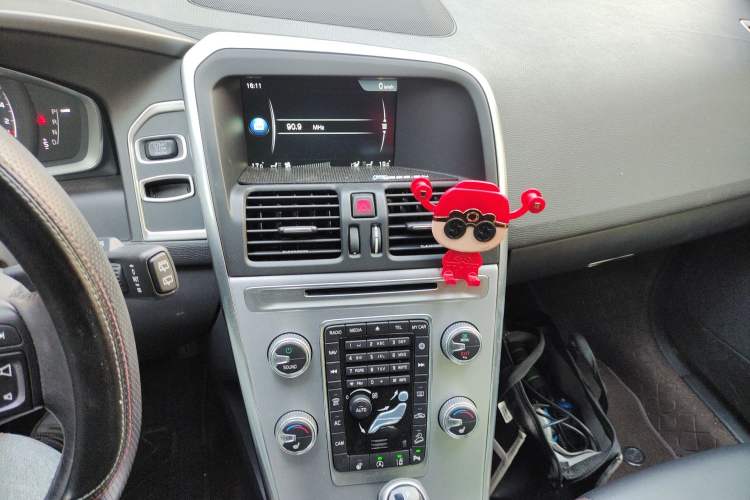 Used Volvo XC60 2017 T5 AWD Smart Range Edition Audio And AC Panel