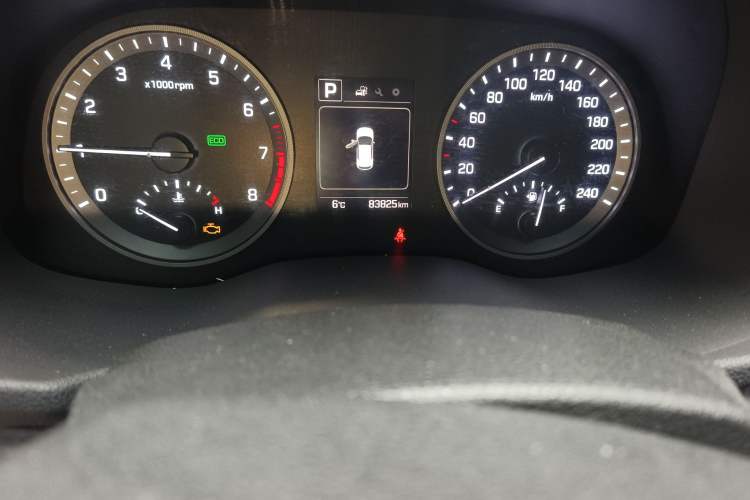 Used Hyundai Tucson 2015 1.6T Dual-Clutch Two-Wheel-Drive Smart Model Odometer Close Up