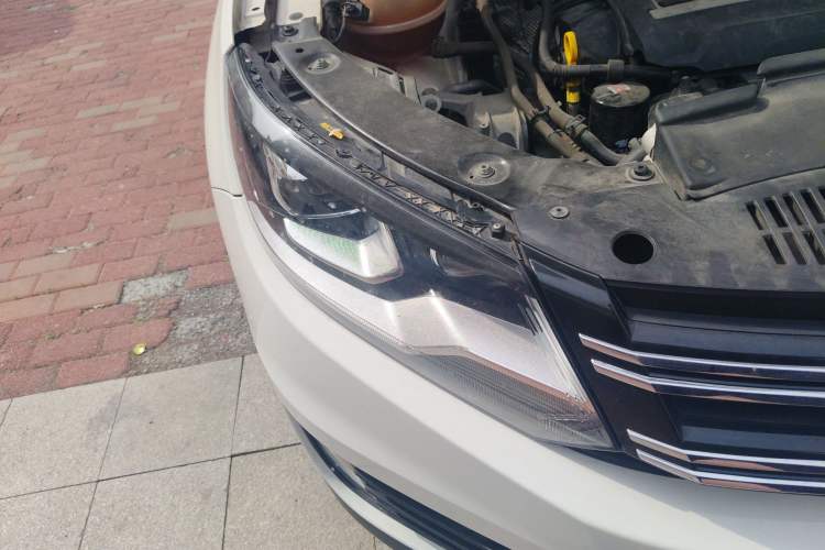 Used Volkswagen Tiguan 2016 300TSI Automatic Two-Wheel Drive Luxury Edition Right Front Headlight