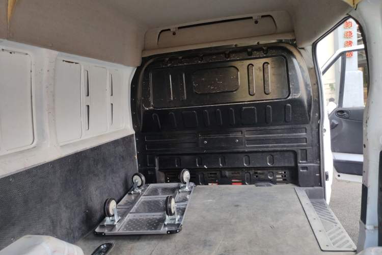 Used JMC Fushun 2023 2.0T Manual Short-Wheelbase Mid-Roof Commercial Van Transporter 2/3 Seats