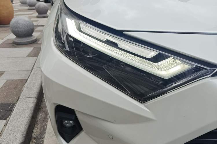 Used Toyota RAV4 2023 2.0L CVT Two-Wheel Drive 20th Anniversary Platinum Edition Right Front Headlight