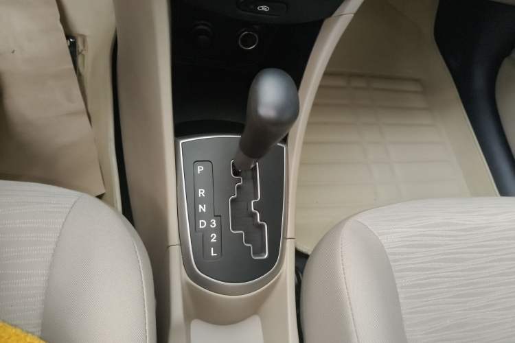 Used Hyundai Verna (older generation) 2014 1.4L Automatic Smart GLS Gear Lever