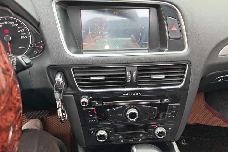 Used Audi Q5 2016 40 TFSI Technology Edition Audio And AC Panel