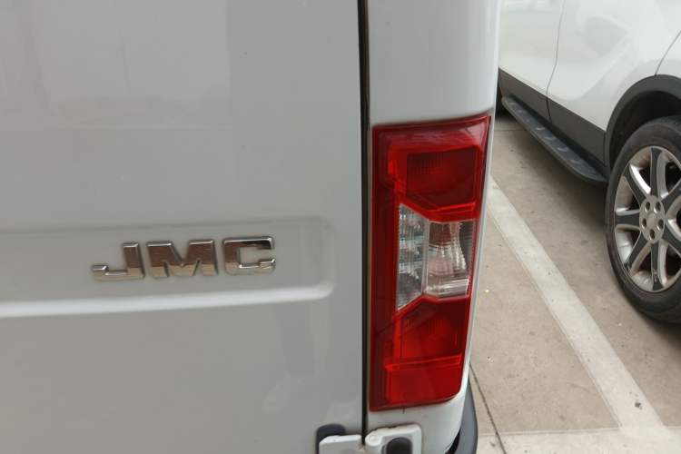 Used JMC Transit 2017 2.8T Commercial Version Short Wheelbase Mid-Roof 6/7/8-Seater JX493 Right Rear Taillight