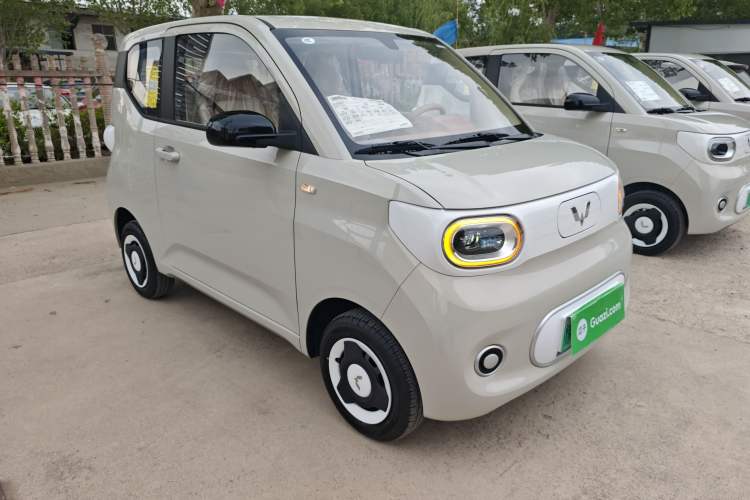 Used Wuling Hongguang MINIEV 2024 3rd Generation 215km Youth Edition Front Right 45 Deg